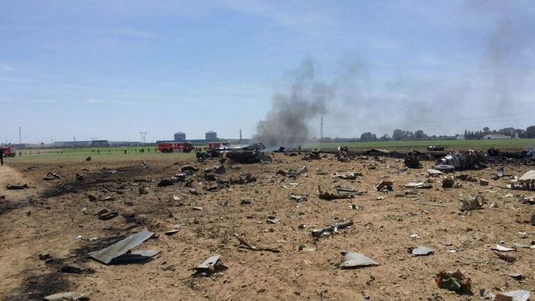 GRA188. Seville (Spain), 09/05/2015.- A handout picture released by the Spanish Emergency Service shows pieces of a Airbus A400 military plane crashed in the San Pablo airport in Seville, sourthern Spain, 09 May 2015. The Airbus A400M military transport plane crashed while performing a test flight, killing crew members on board. Between eight and 10 people were on the plane when it went down shortly after takeoff from an airport in the southern city of Seville, according to officials. (España, Sevilla) EFE/EPA/EMERGENCY SERVICE / HANDOUT HANDOUT EDITORIAL USE ONLY/NO SALES