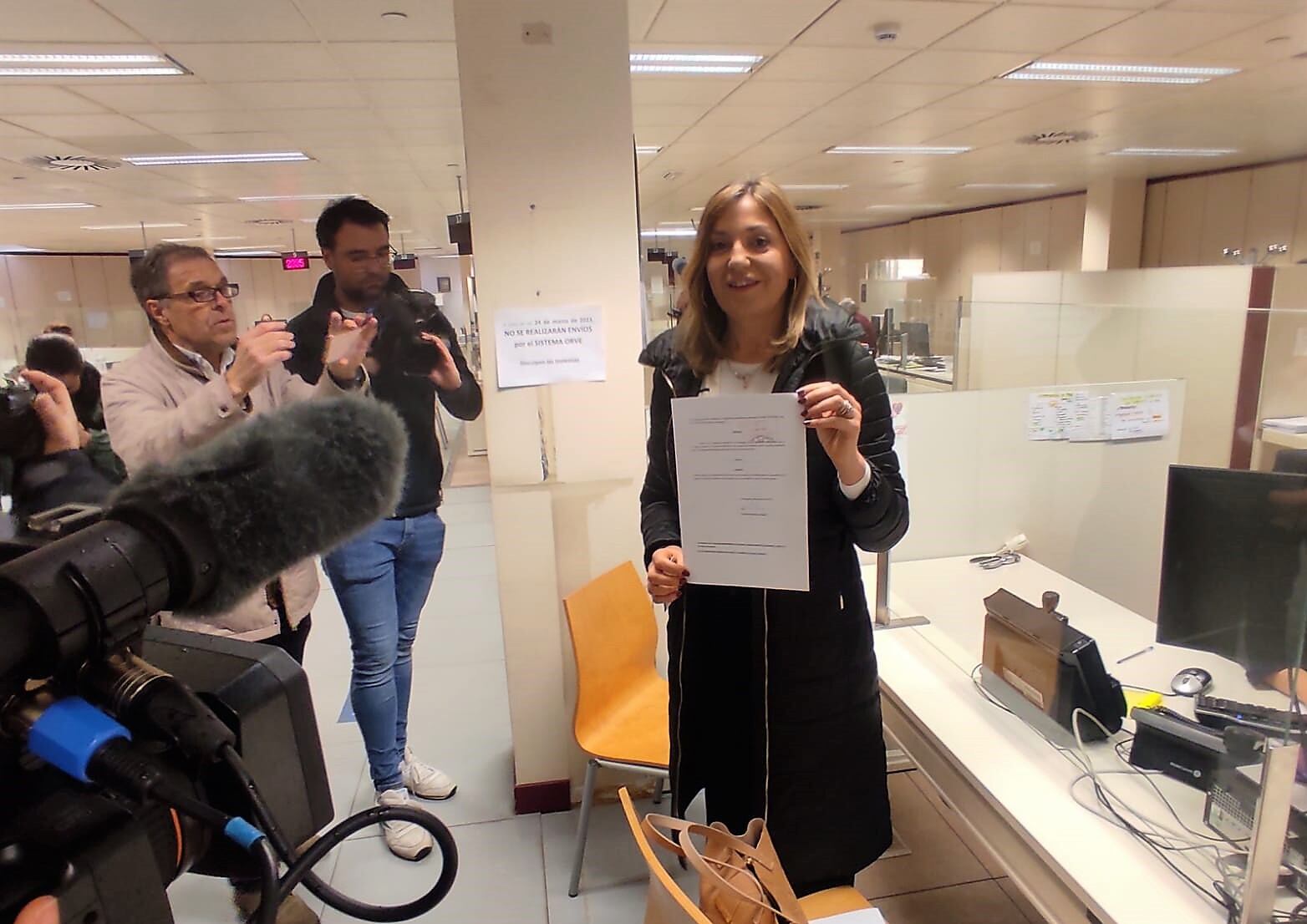 Carolina Blasco entregando en el Registro del Ayuntamiento de Burgos su renuncia al acta de concejal por el Partido Popular. / Foto: Radio Castilla
