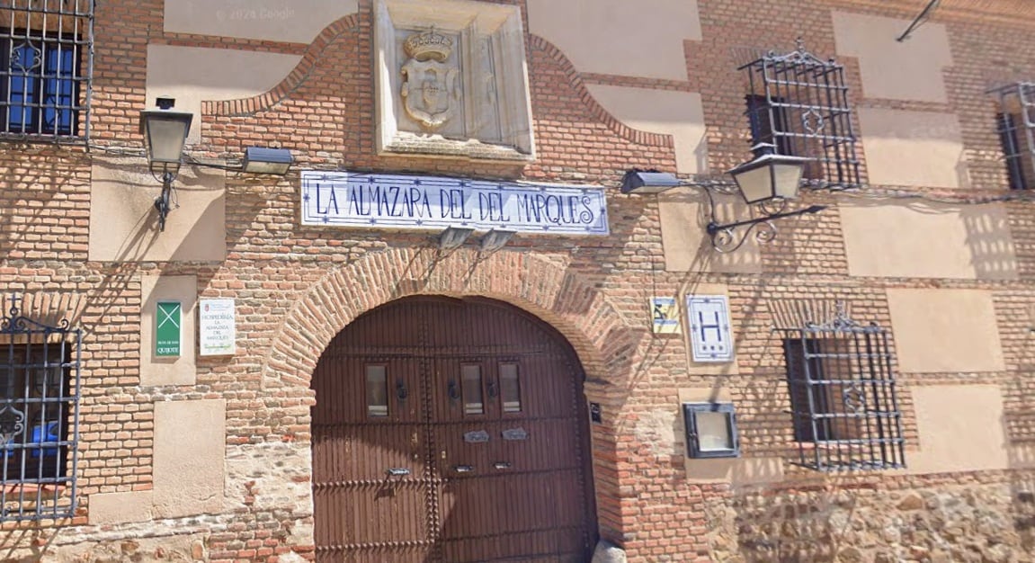 Fachada de la hospedería de Viso del Marqués