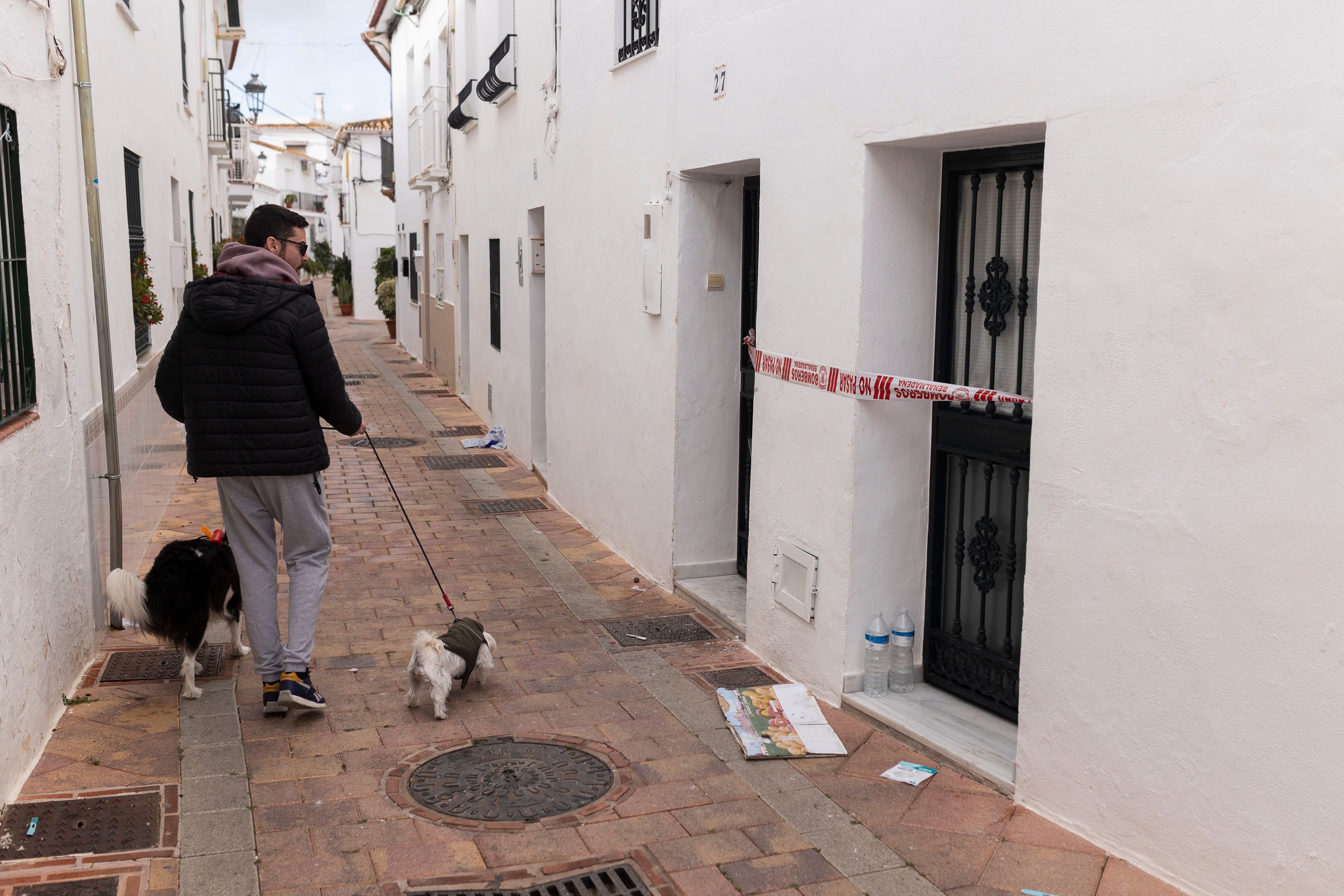 -FOTODELDÍA- Málaga, 9 feb (EFE).- Un hombre ha sido detenido este domingo en la localidad malagueña de Benalmádena por presuntamente haber asesinado a su mujer en presencia de sus hijos. El detenido, de nacionalidad nigeriana, fue quien alertó de un incendio en su vivienda sobre las cinco de la madrugada pero cuando llegó la Policía encontró al hombre y a los hijos fuera del inmueble y ella dentro fallecida con signos de violencia, según han informado a EFE fuentes policiales. EFE/Carlos Díaz
