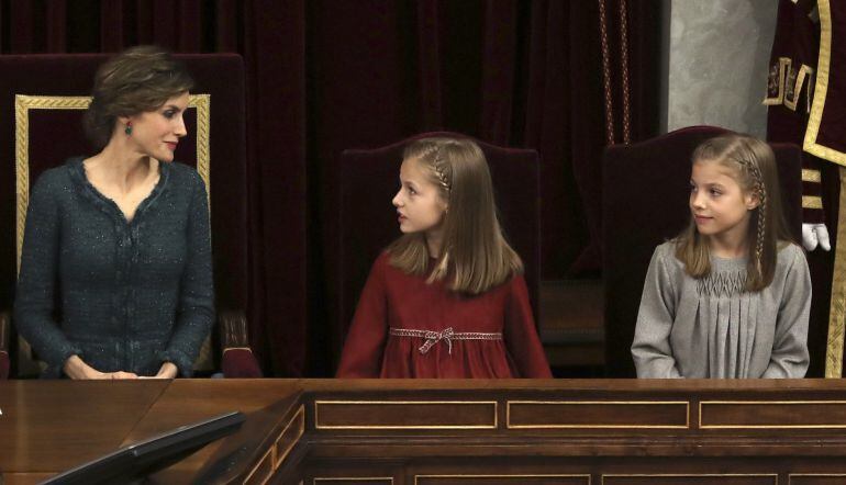 La reina Letizia, junto a la princesa Leonor y la infanta SofíA, durante la sesión solemne de la apertura de las Cortes en la XII Legislatura, que por primera vez preside el rey Felipe VI, en el Congreso de los Diputados. 