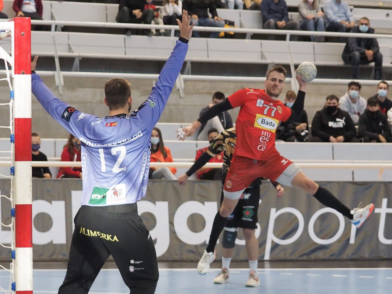 El extremo Hackbarth, ante Panos en el choque de ida