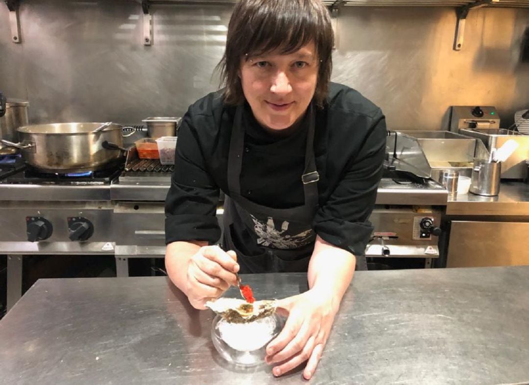 Rebeca Hernández, en la cocina de La Berenjena (y sin gorro para la foto).