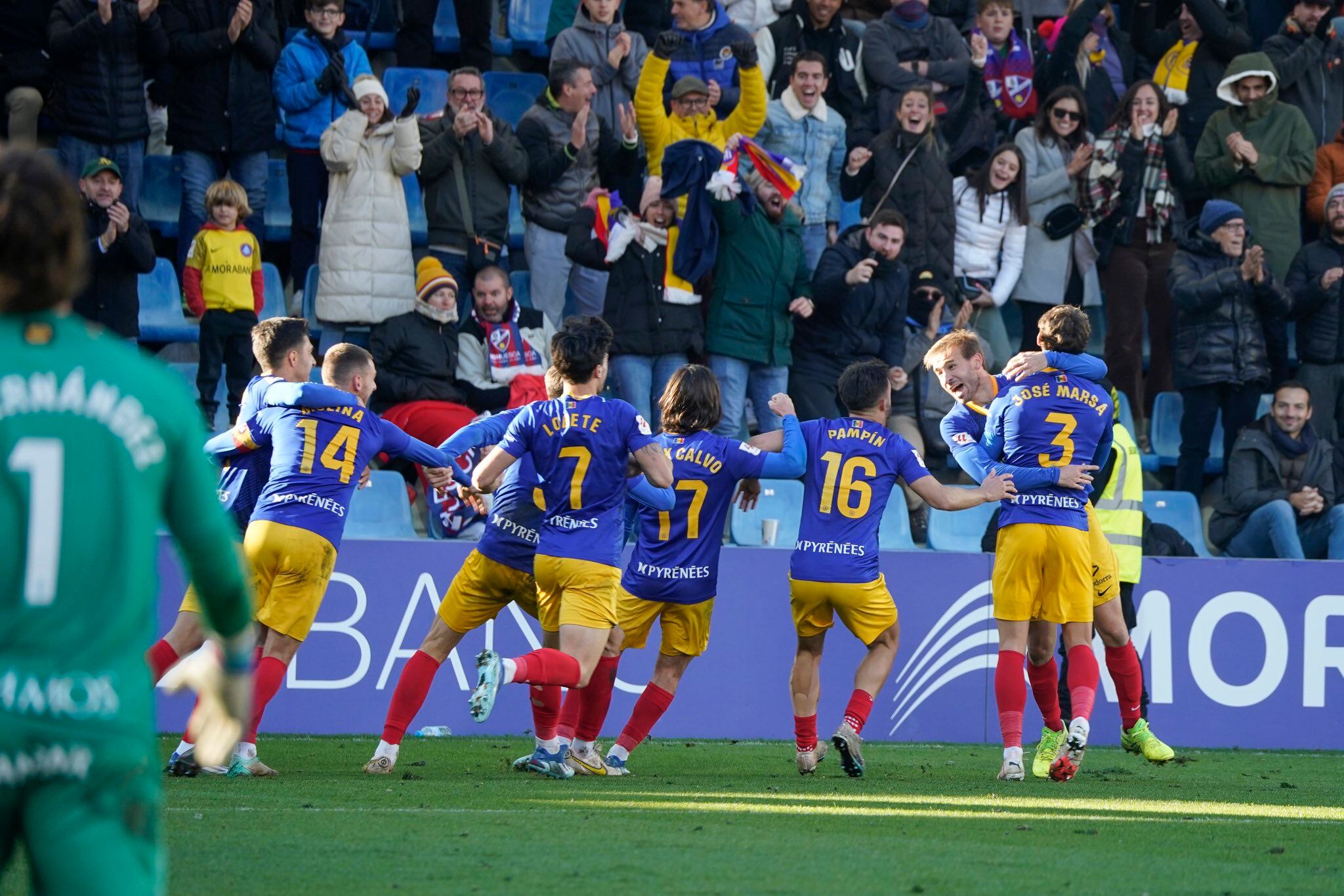 L'FC Andorra celebra el gol al darrer minut de partit contra l'Osca.