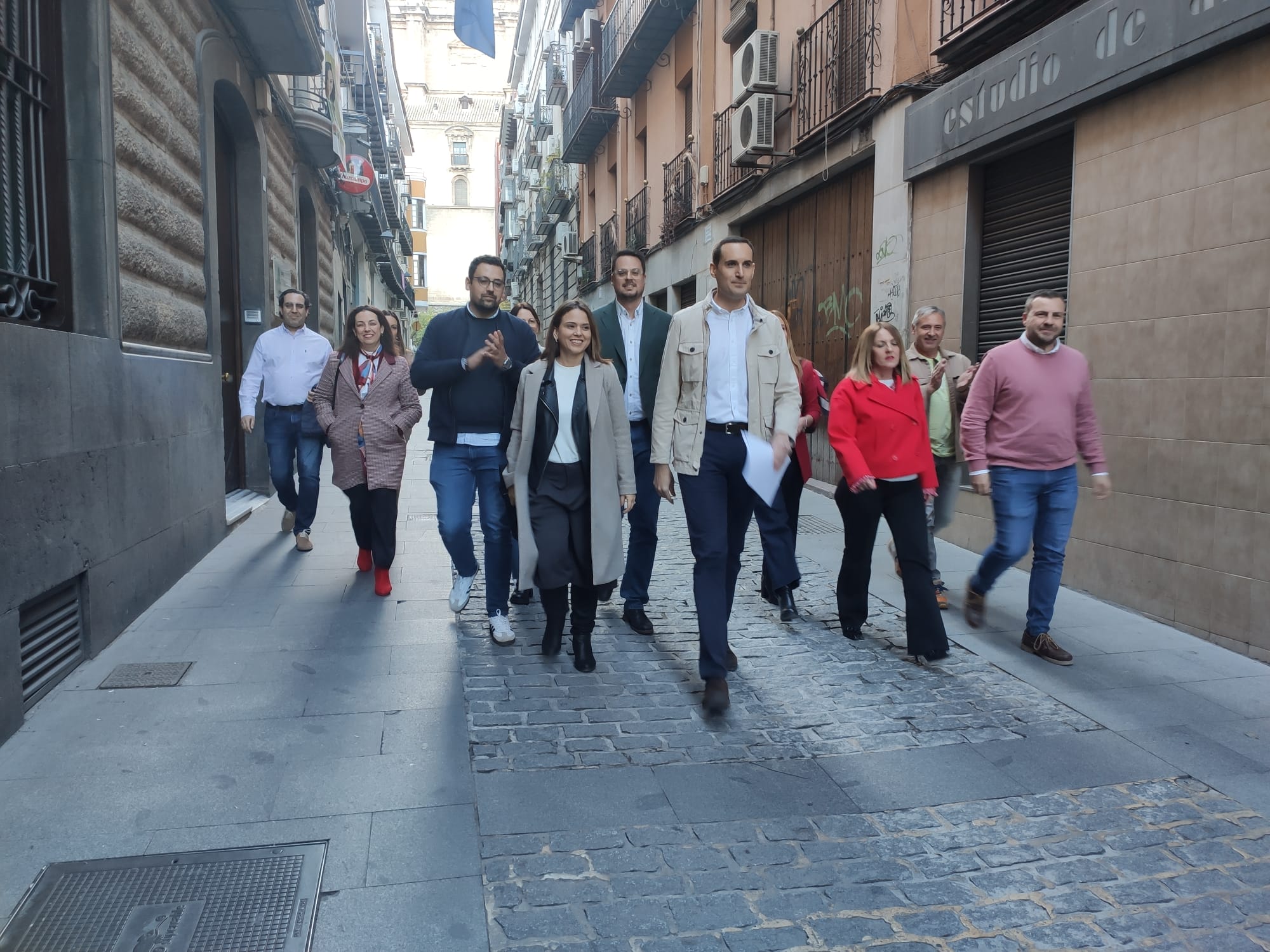 El candidato, Juan Latorre, acompañado de compañeros y compañeras minutos antes de presentar su candidatura a la secretaría general del PSOE de Jaén.