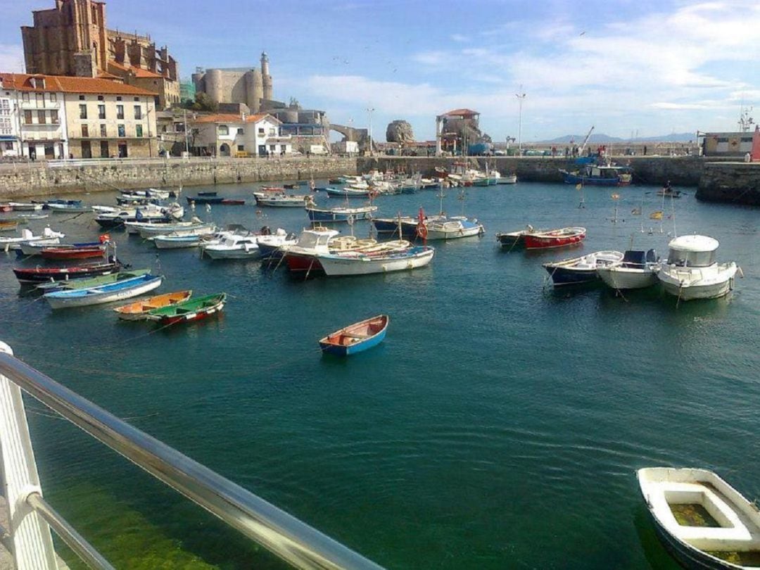 Vista del puerto pesquero de Castro con la iglesia y el castillo al fondo.