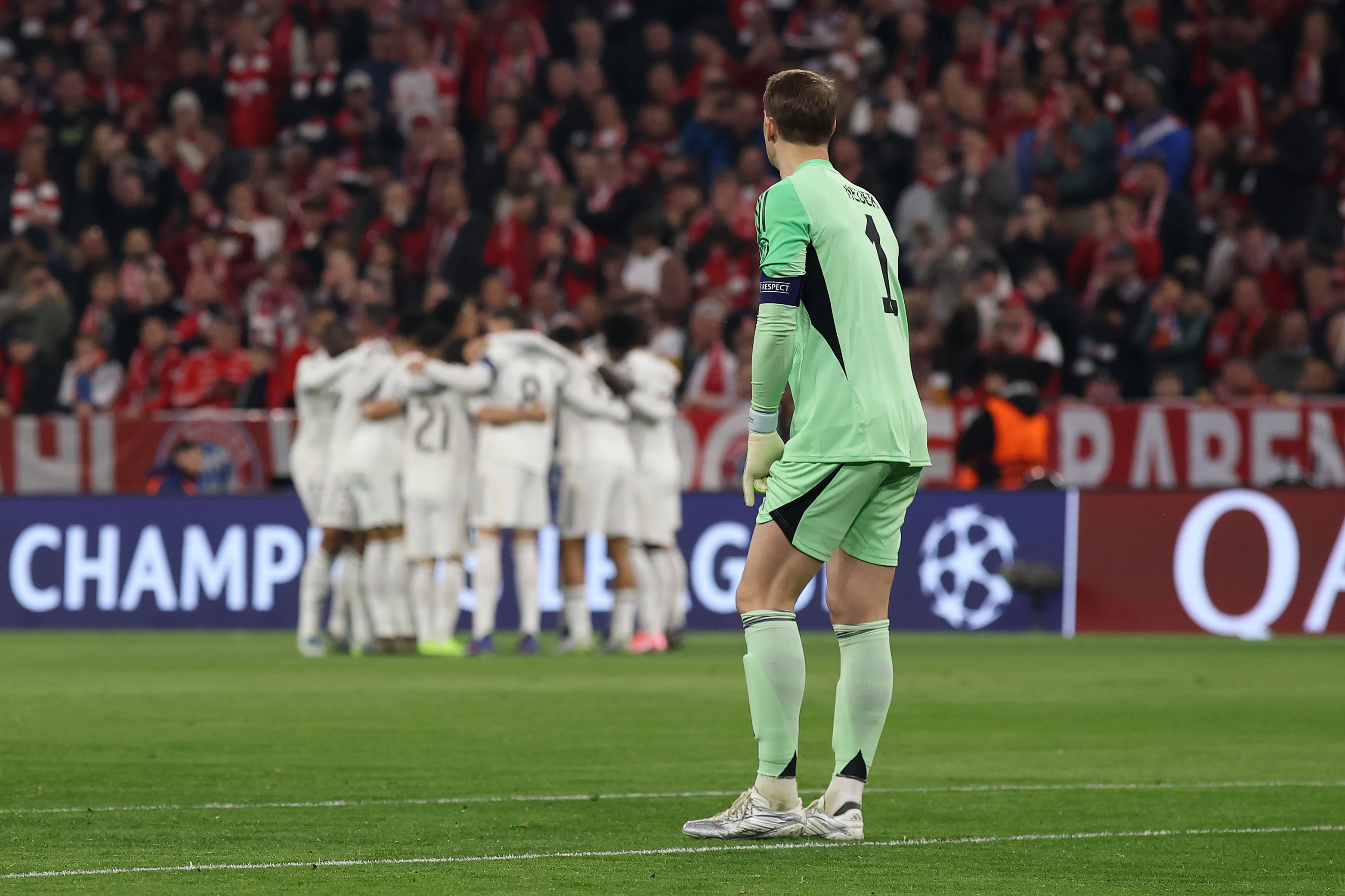 Neuer se lamenta tras su error mientras los jugadores del Real Madrid celebran el 0-1