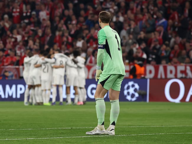 Neuer se lamenta tras su error mientras los jugadores del Real Madrid celebran el 0-1