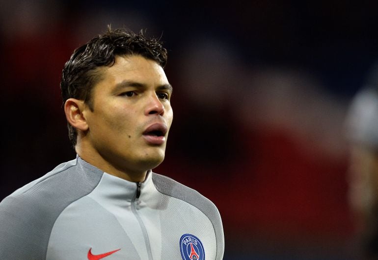 Thiago Silva calienta en un partido con el PSG