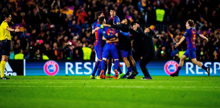 Aytekin ve cómo celebran la remontada los jugadores del Barça