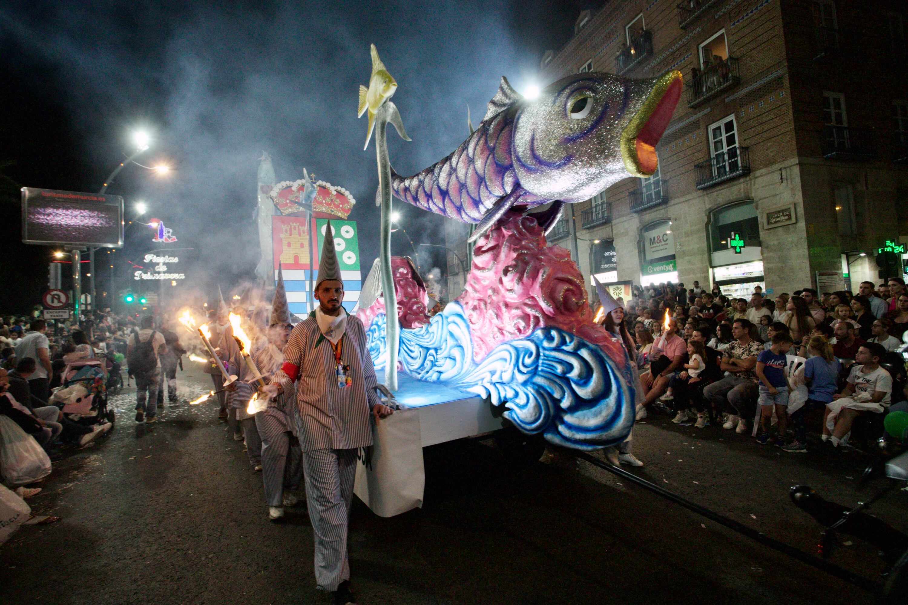El desfile del Entierro de la Sardina, englobado dentro de la semana de las Fiestas de Primavera de Murcia, discurrió por las principales avenidas de la capital hasta entrada la madrugada, con su habitual colorido y el tradicional reparto de juguetes a los niños desde las carrozas de los diferentes agrupaciones sardineras