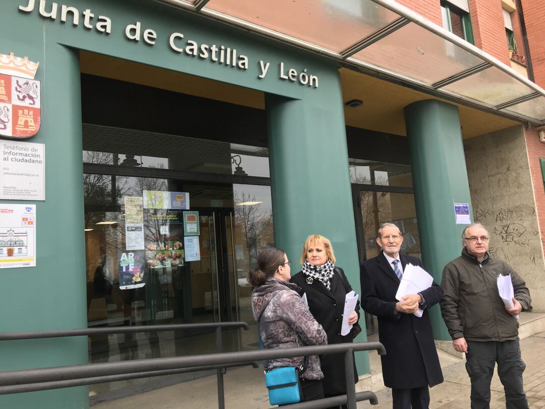 Los dirigentes del PRB ante la sede de la Junta en Ponferrada