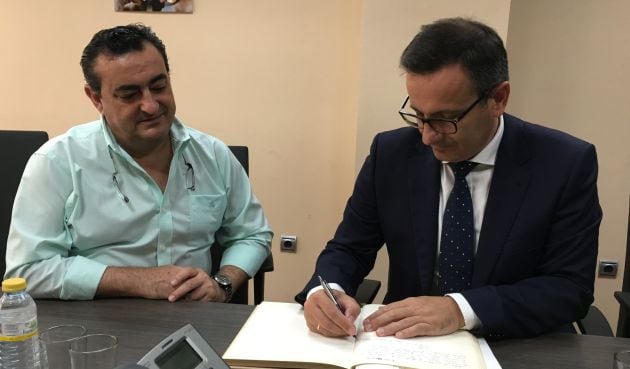 Diego Conesa ha firmado en el Libro de Honor de Radio Murcia en presencia del director regional de la SER, Domingo Camacho