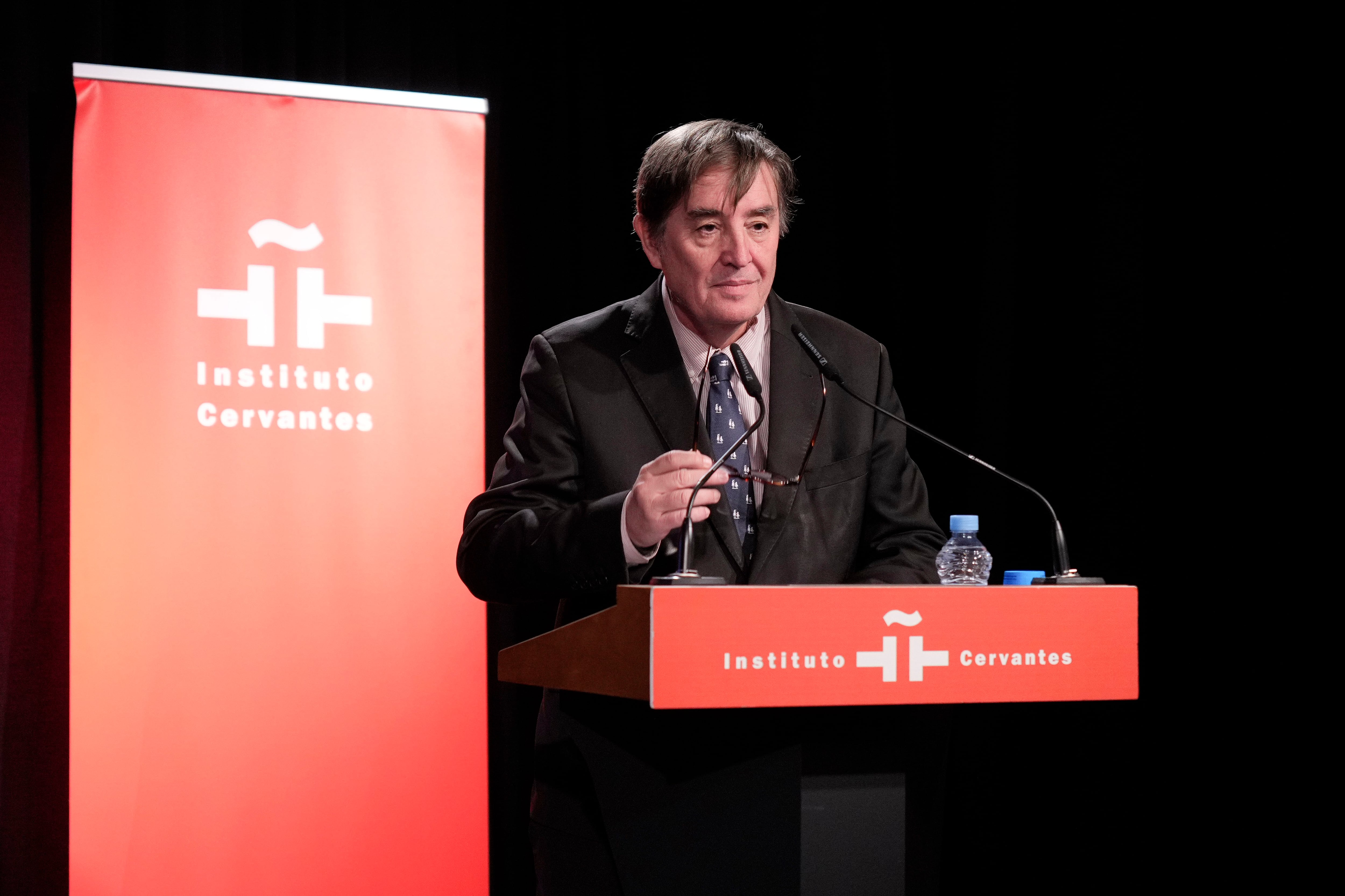 MADRID, 28/10/2025.- El director del Instituto Cervantes, Luis García Montero durante su intervención en la presentación del anuario 'El español en el mundo 2025', que analiza la cultura en español en todo el mundo y la situación de la lengua española, que ya cuenta con más de 600 millones de hablantes, este martes en la sede del Cervantes, en Madrid. EFE/Borja Sánchez-Trillo
