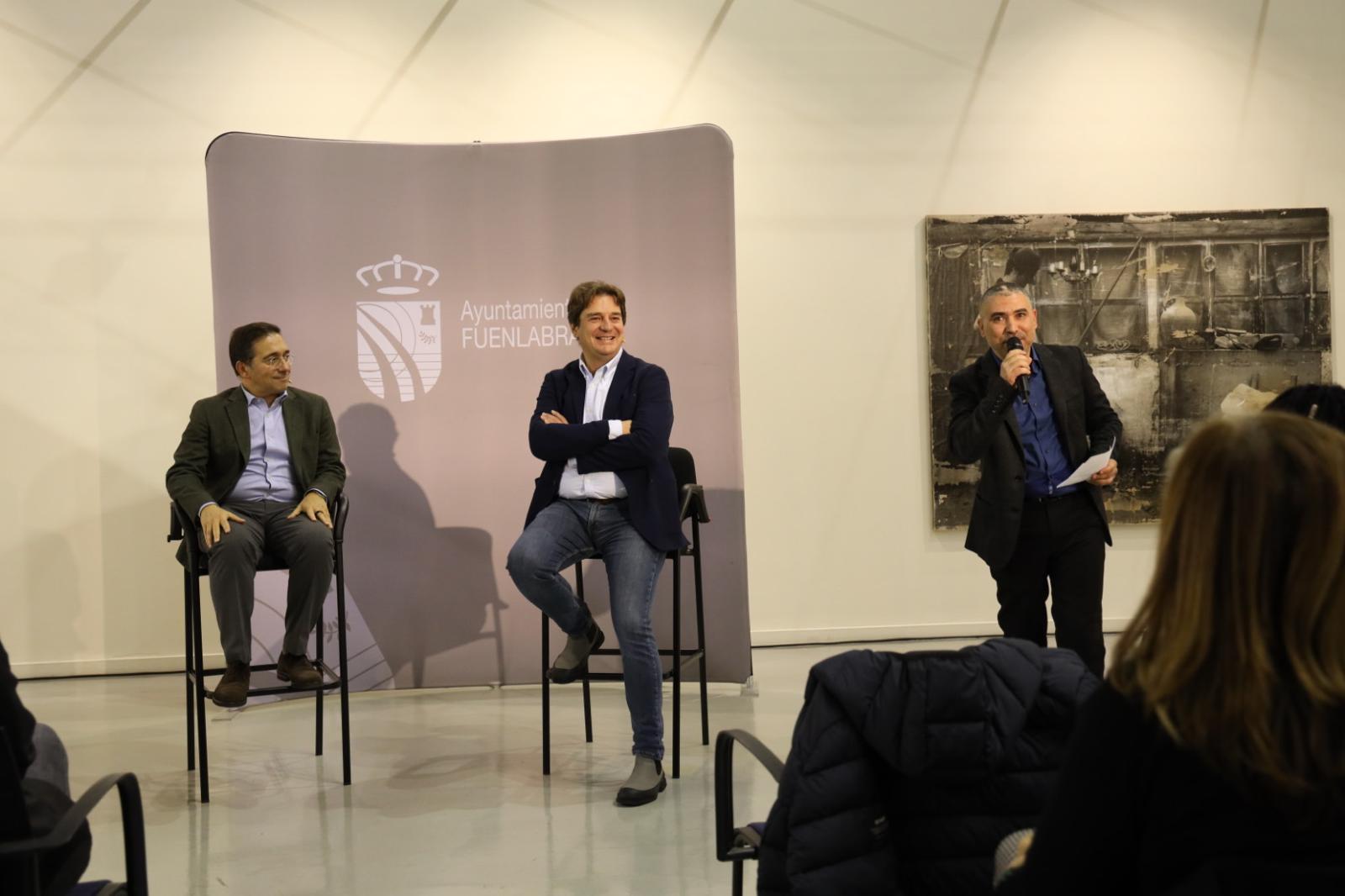 El ministro de Asuntos Exteriores, José Manuel Albares, junto al alcalde de Fuenlabrada, Javier Ayala, en un acto de la Mesa por la Convivencia celebrado este lunes