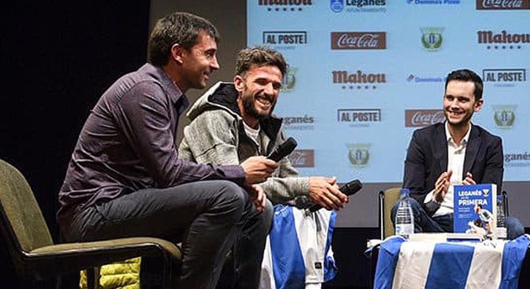 Abanda, junto a Garitano y Chema Martínez, durante la presentación de su libro &#039;Leganés es de Primera&#039;