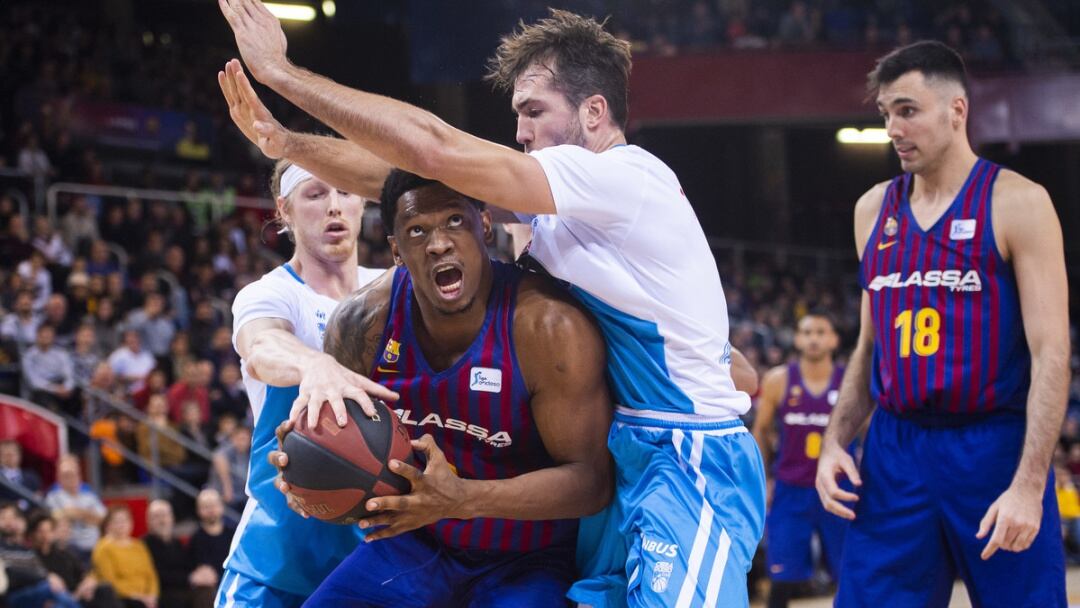 Nacho Llovet intenta frenar a Seraphin, que fue el mejor del Barça