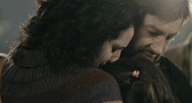 Una escena de 'Cruz del Sur' en la que el protagonista se despide de su familia