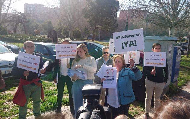 Los representantes de HazteOir con sus carteles