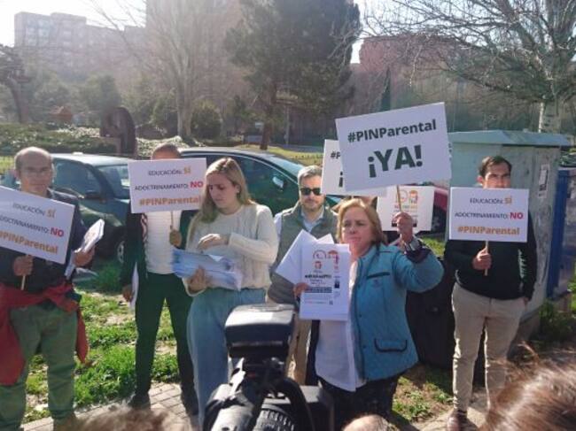 Los representantes de HazteOir con sus carteles