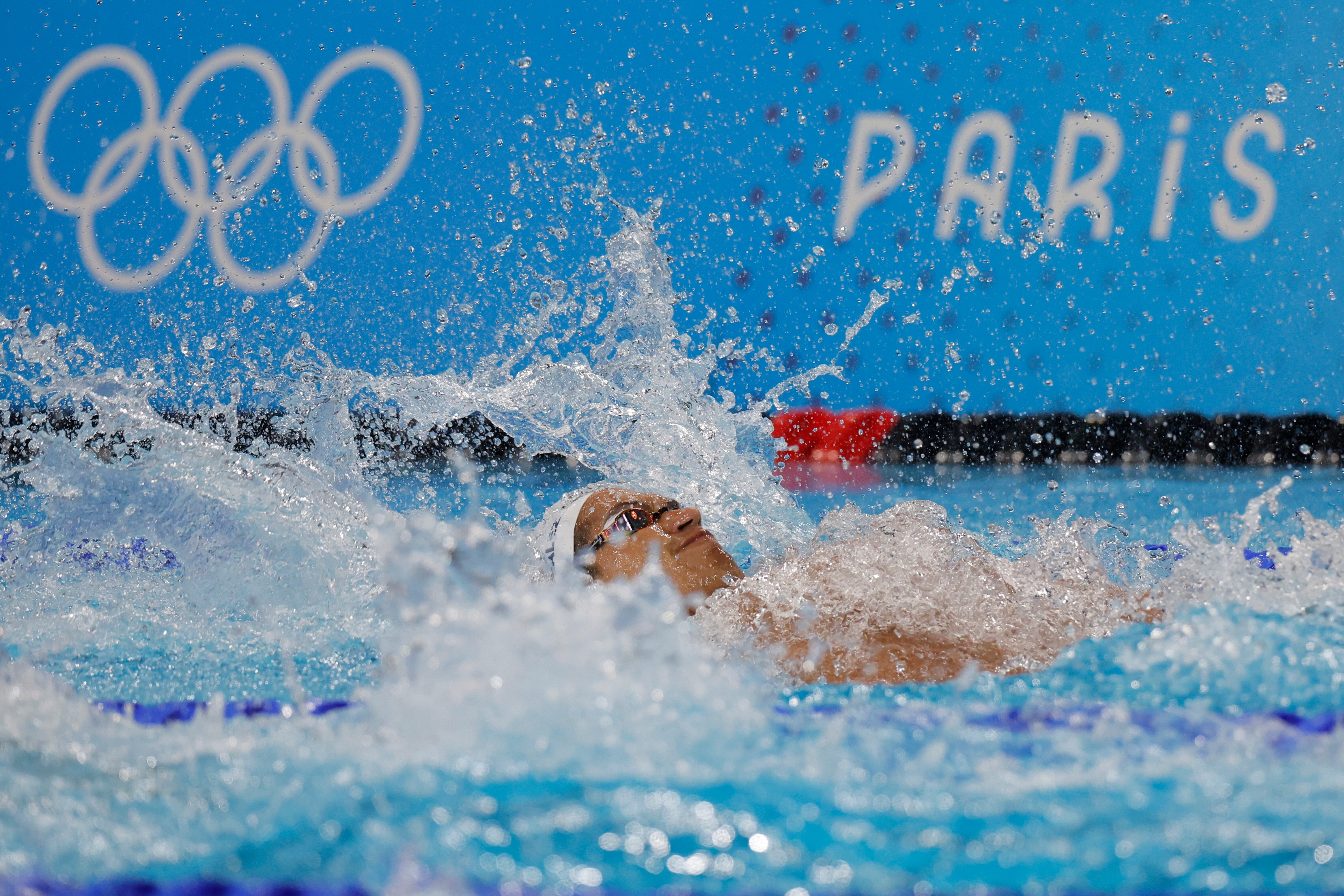 El español Hugo González compite en la semifinal de 100m en La Defense Arena en Nanterre