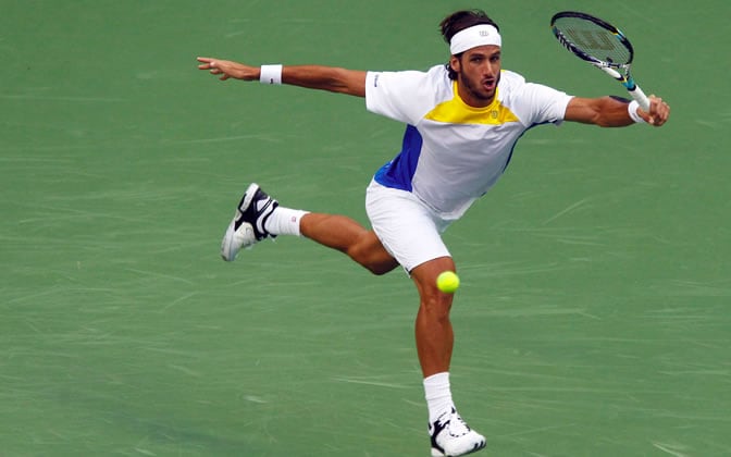 Feliciano le da a una bola durante su partido ante Djokovic