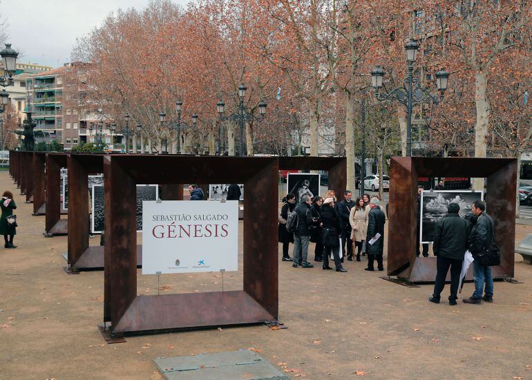 Inauguración de la exposición de fotografías de Sebastião Salgado en el Paseo del Salón de Granada