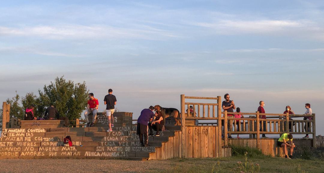 Personas pasean por el parque de las Contiendas en Valladolid al anochecer