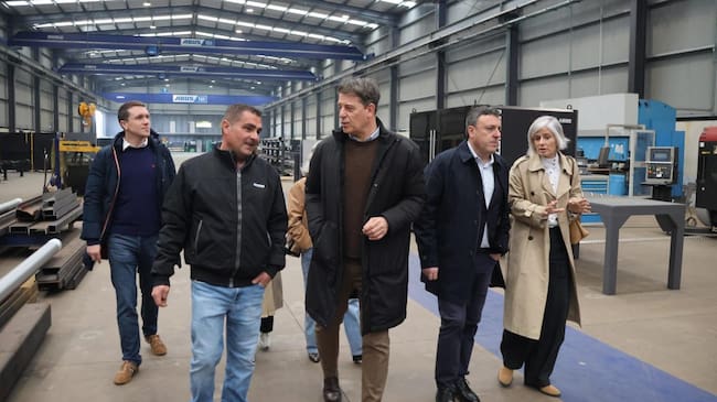 Besteiro ha visitado la firma pontesa Prometal (foto: PSdeG-PSOE)