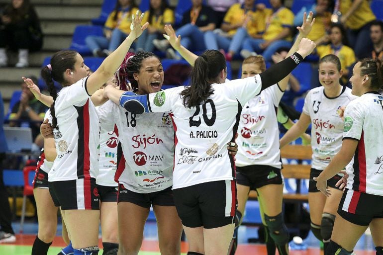 Las jugadoras del Mavi Nuevas Tecnologías celebran su victoria frente al Godoy Maceira Porriño, tras finalizar el partido de balonmano de semifinales de la XXXIX Copa de la Reina de balonmano femenino que enfrenta al Mavi Nuevas Tecnologías y al Godoy Mac