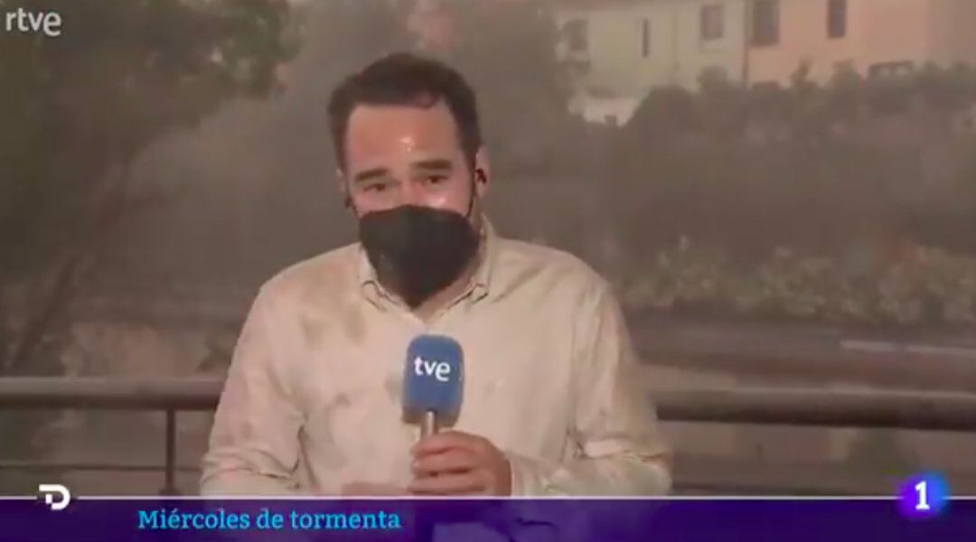 El reportero de TVE que causó polémica por informar bajo la lluvia contesta a las críticas.