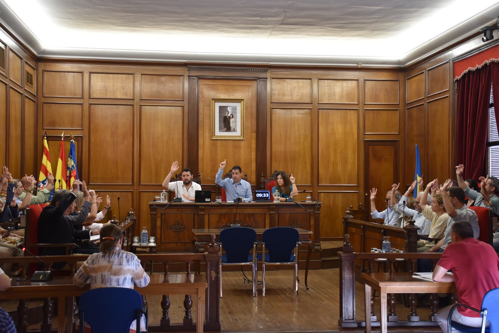 Los 25 ediles de la corporación municipal de Alcoy votando en el pleno celebrado este jueves 22 de junio.