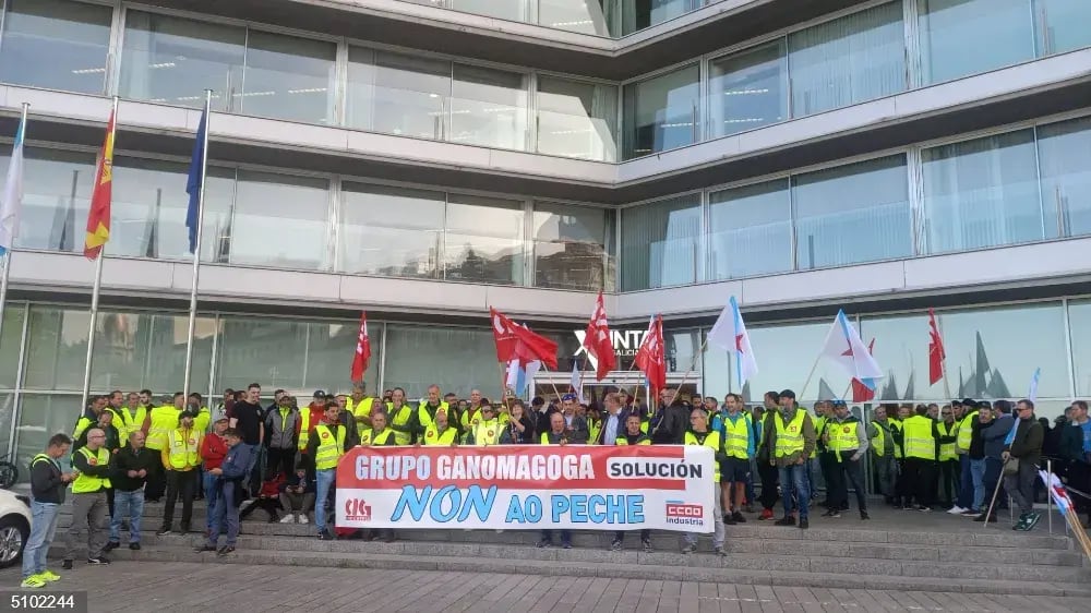 Personal de Ganomagoga en la concentración delante del edificio de la Xunta en Vigo. Abril 2023