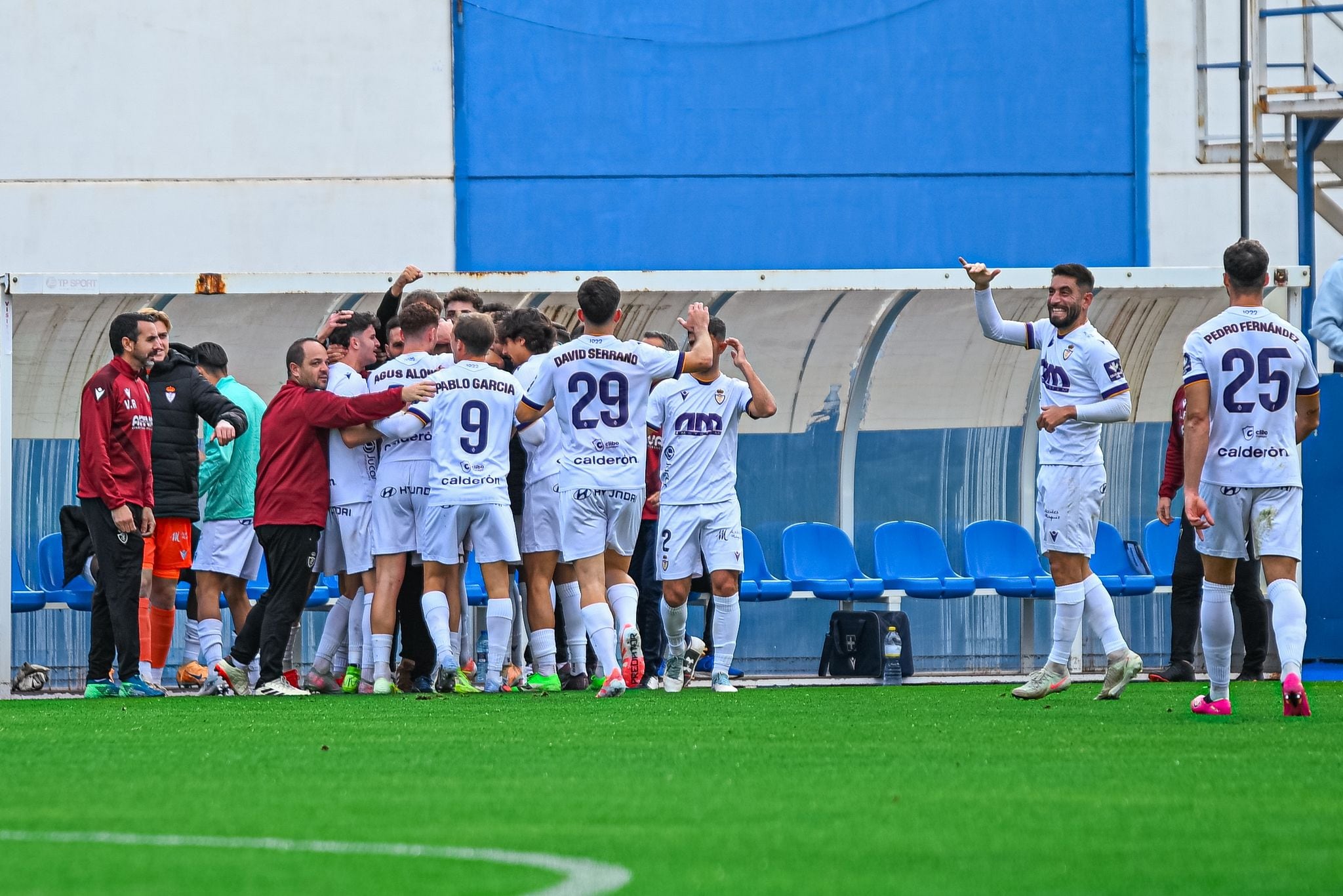 El Real Jaén celebra el gol del empate de Moyano en Águilas.