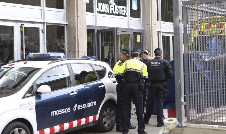 GRA058. BARCELONA, 20/04/2015.- Efectivos de los Mossos d&#039;Esquadra y una ambulancia aguardan a las puertas del Instituto Joan Fuster de Barcelona, donde hoy ha fallecido un profesor y otras cuatro personas han resultado heridas al ser alcanzadas por flech