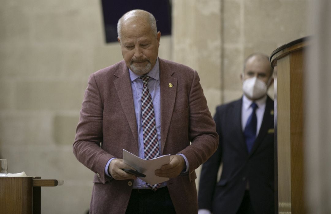 El consejero de Educación y Deportes, Javier Imbroda, en el Pleno del Parlamento, en foto de archivo.