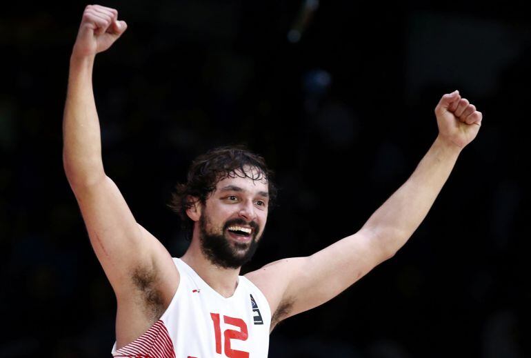 Spain&#039;s Sergio Llull celebrates victory over France at the end of their EuroBasket 2015 semi-final game at the Pierre Mauroy stadium in Villeneuve d&#039;Ascq, near Lille, France, September 17, 2015. REUTERS/Benoit Tessier