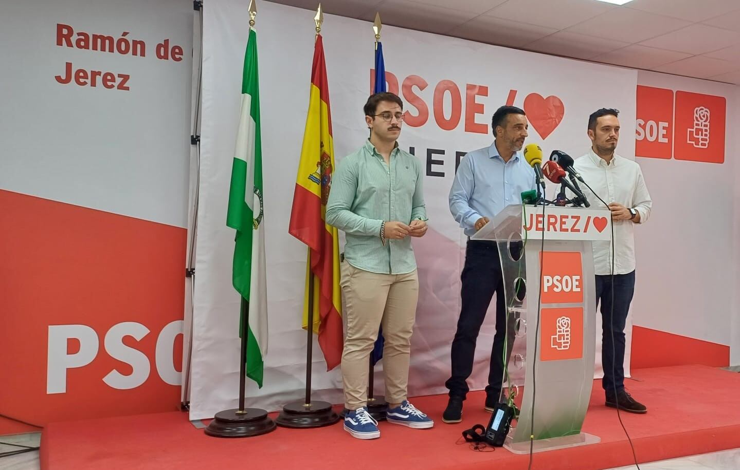 José Antonio Díaz (c) este miércoles en rueda de prensa en la sede del PSOE en la calle Sevilla
