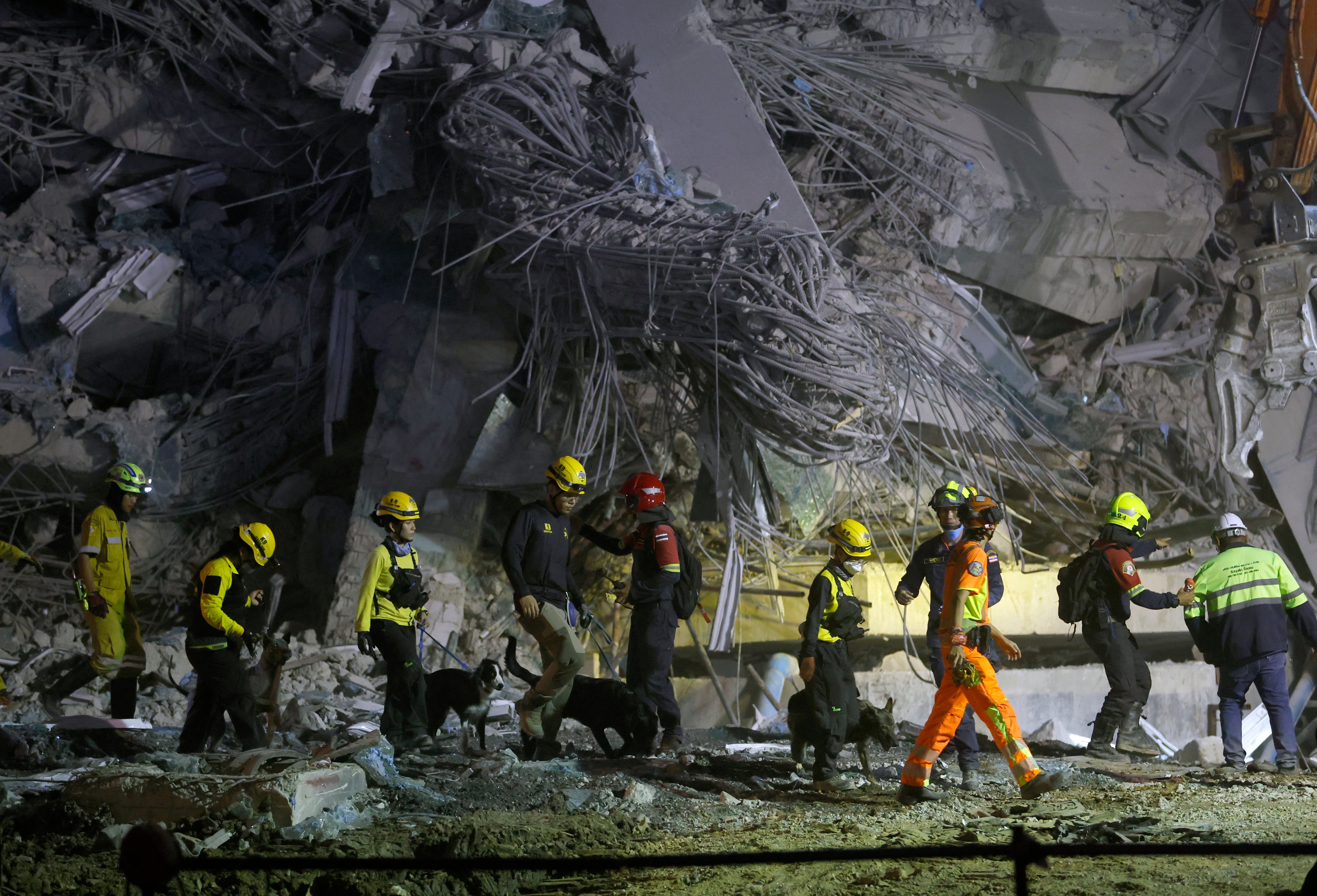 Equipos de rescate tratan de encontrar supervivientes del terremoto bajo los escombros este sábado. EFE/EPA/RUNGROJ YONGRIT