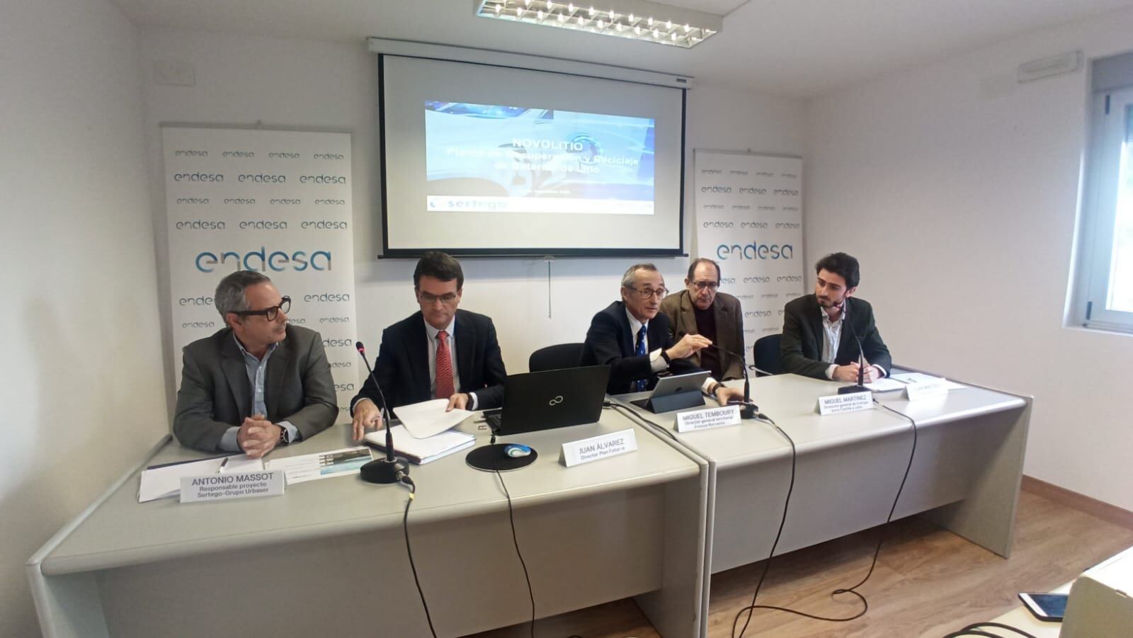 El responsable Noroeste de Endesa, Miguel Temboury junto a los directores del proyecto y representantes de la Junta y el Instituto de Transición  Justa