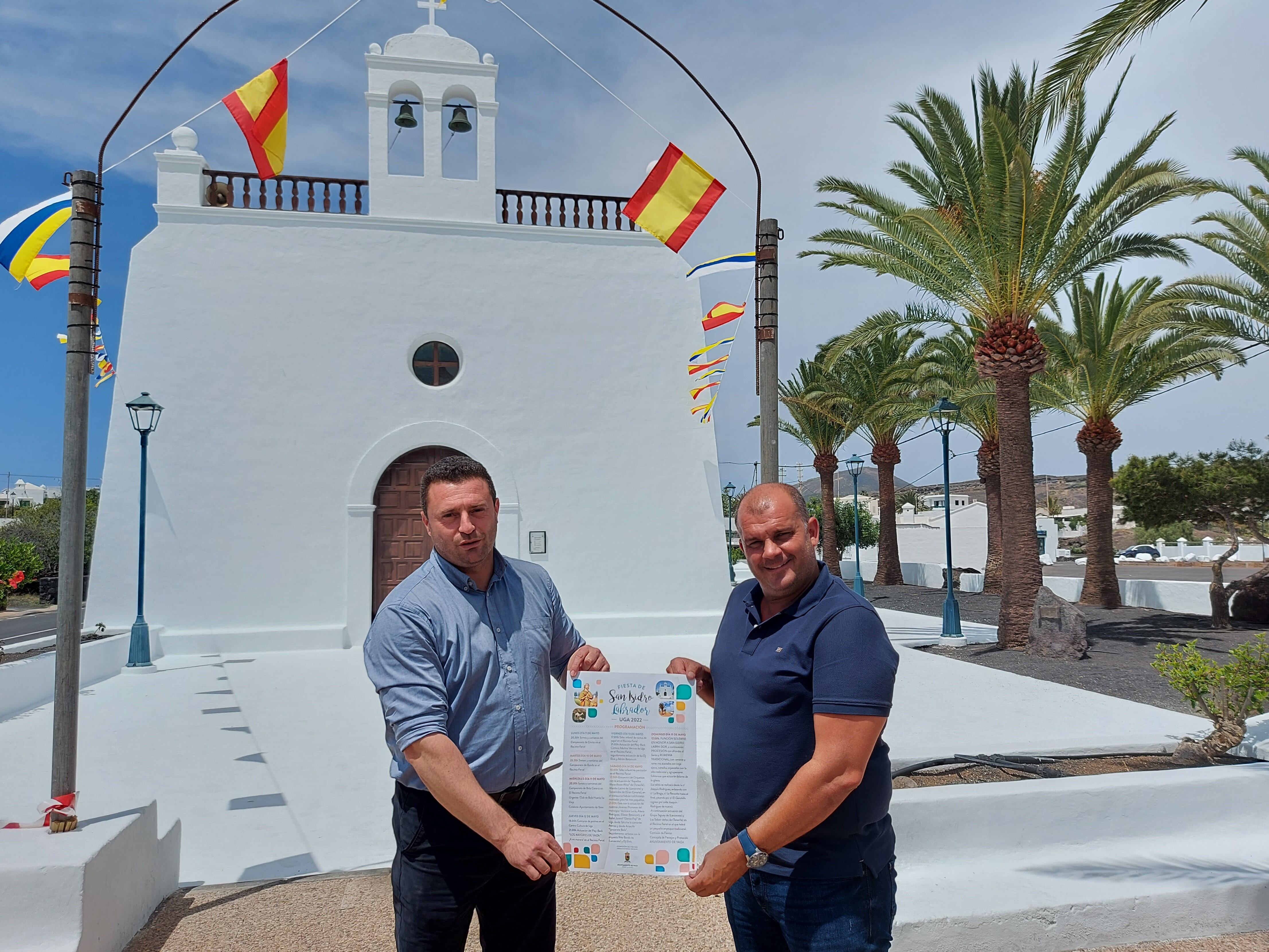 El alcalde de Yaiza, Óscar Noda, junto al concejal de Festejos, Javier Camacho, con el programa de las fiestas.