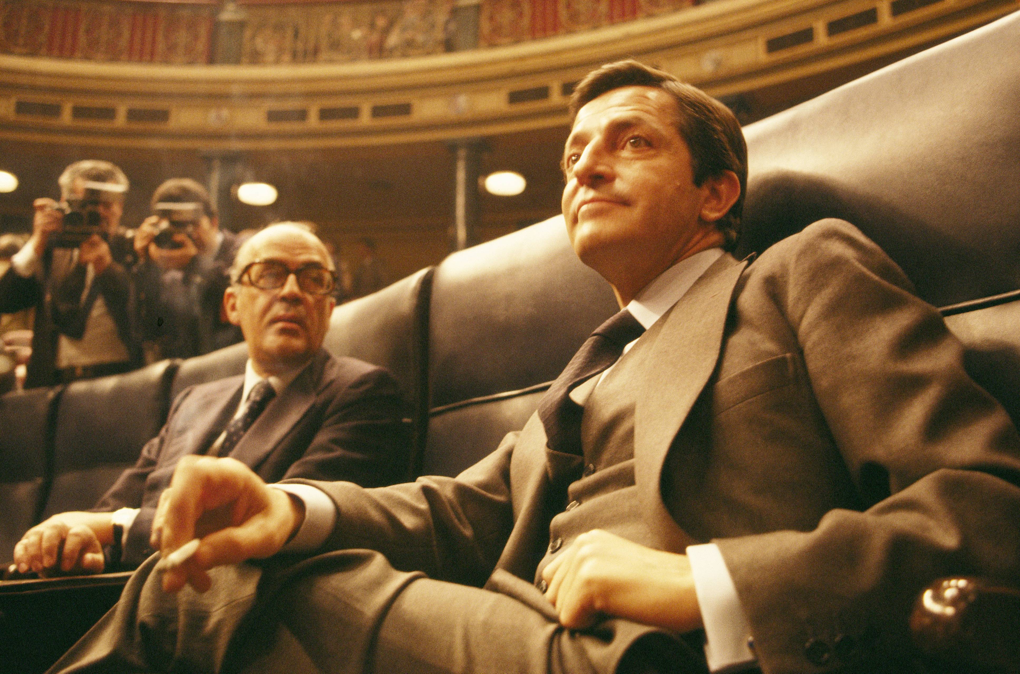 Adolfo Suarez , en primer término, junto a Leopoldo Calvo Sotelo, en el Congreso de los Diputados