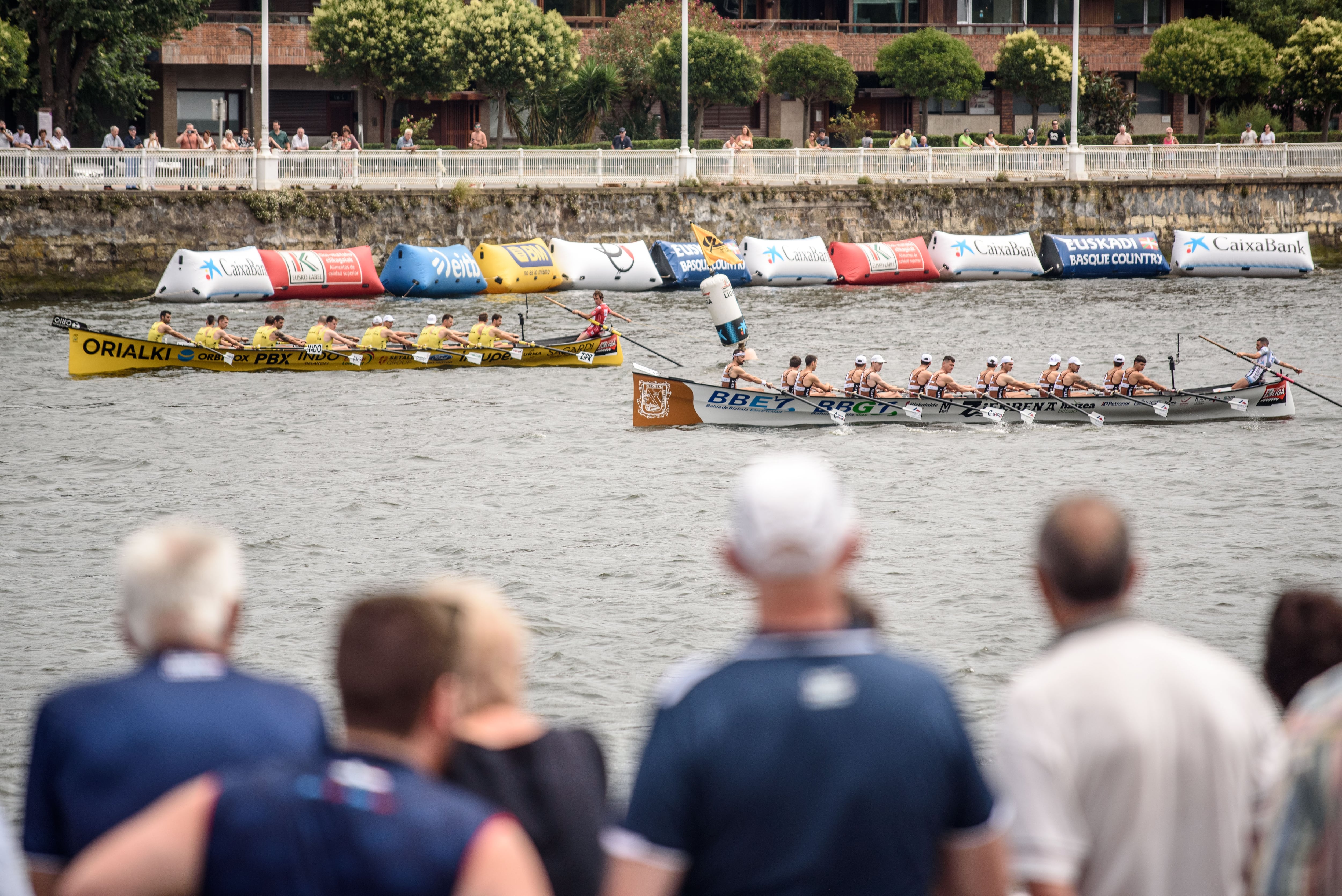 SESTAO (BILBAO), 06/07/2025.- Las traineras de Orio (i) y Zierbena (d) durante la XXIV Bandera Ayuntamiento de Sestao, segunda prueba puntuable para la Liga Euskotren, disputada este domingo en Sestao (Bizkaia). EFE/ Javier Zorrilla
