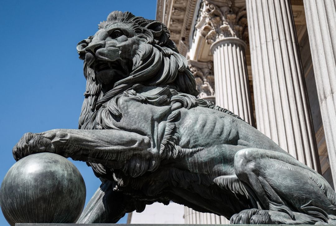 Uno de los leones de la fachada del Congreso de los Diputados