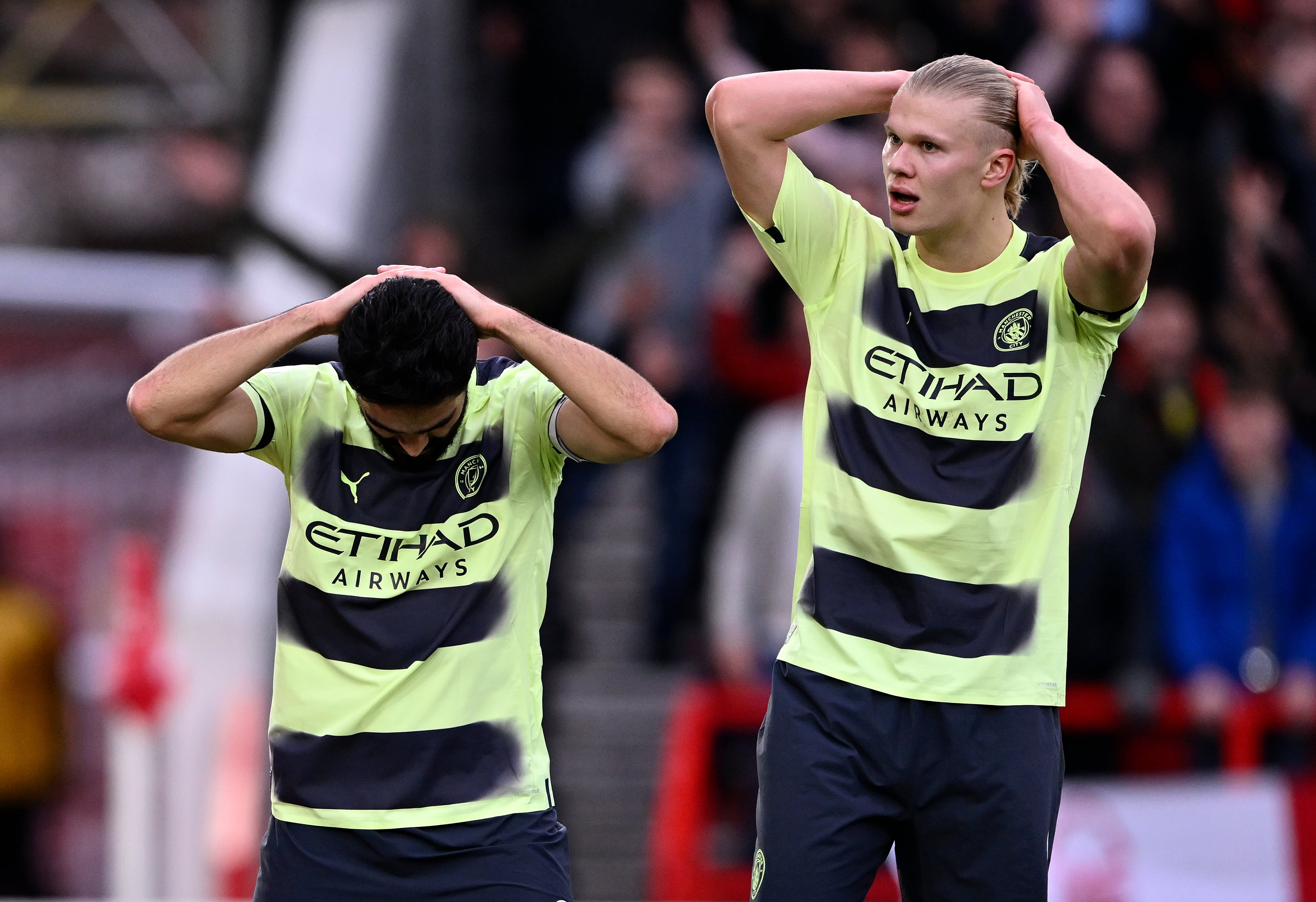 Erling Haaland lamenta una ocasión del Manchester City, en la pasada temporada, junto a Gündogan