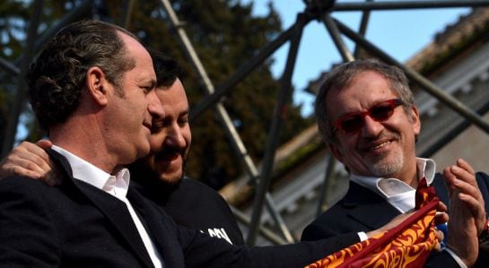 Matteo Salvini (en el centro), junto a Luca Zaia (izquierda) y Roberto Maroni (derecha).