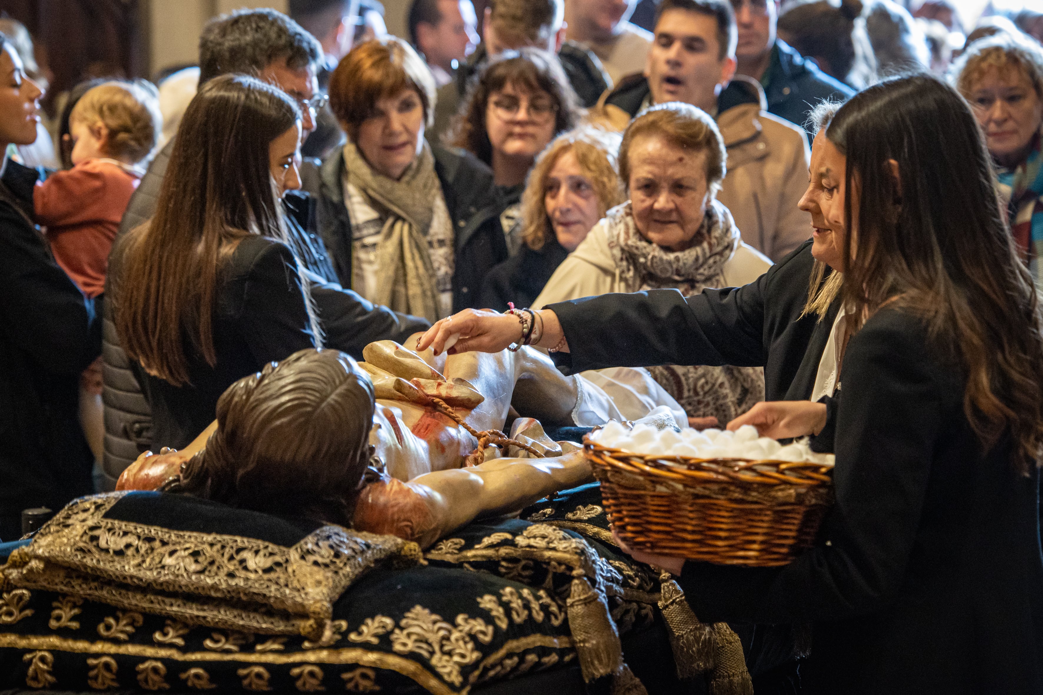 LOGROÑO 01/04/2026.- Varios cientos de logroñeses han cumplido este miércoles con la tradicional veneración del Cristo del Santo Sepulcro, tras la limpieza de la imagen realizada en la capilla de Los Ángeles de la concatedral de Santa María de La Redonda de Logroño. EFE/ Raquel Manzanares