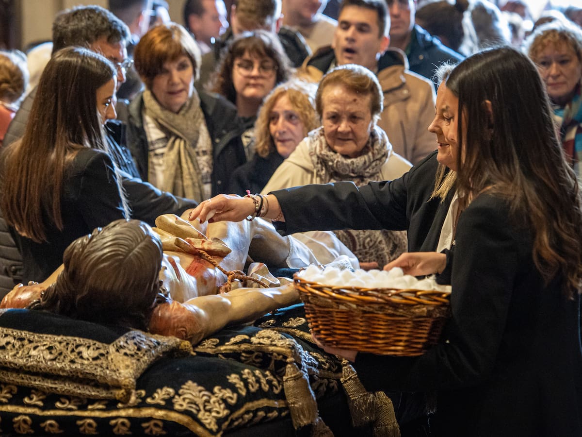 Cientos de personas cumplen con la tradición del Cristo del Santo Sepulcro en Logroño