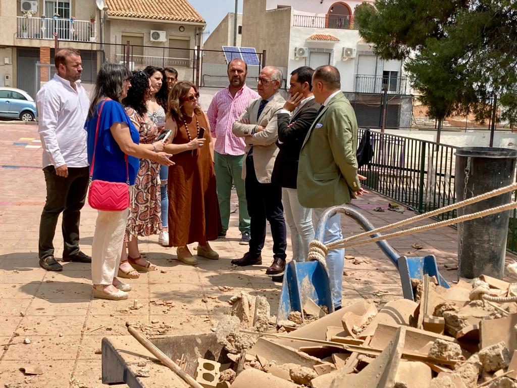 Momento de la visita a las actuaciones en la E.E.I &#039;Antonio Machado&#039;, delegados, alcaldesa y concejales atienden las explicaciones de la directora del centro, Encarnación Caballero