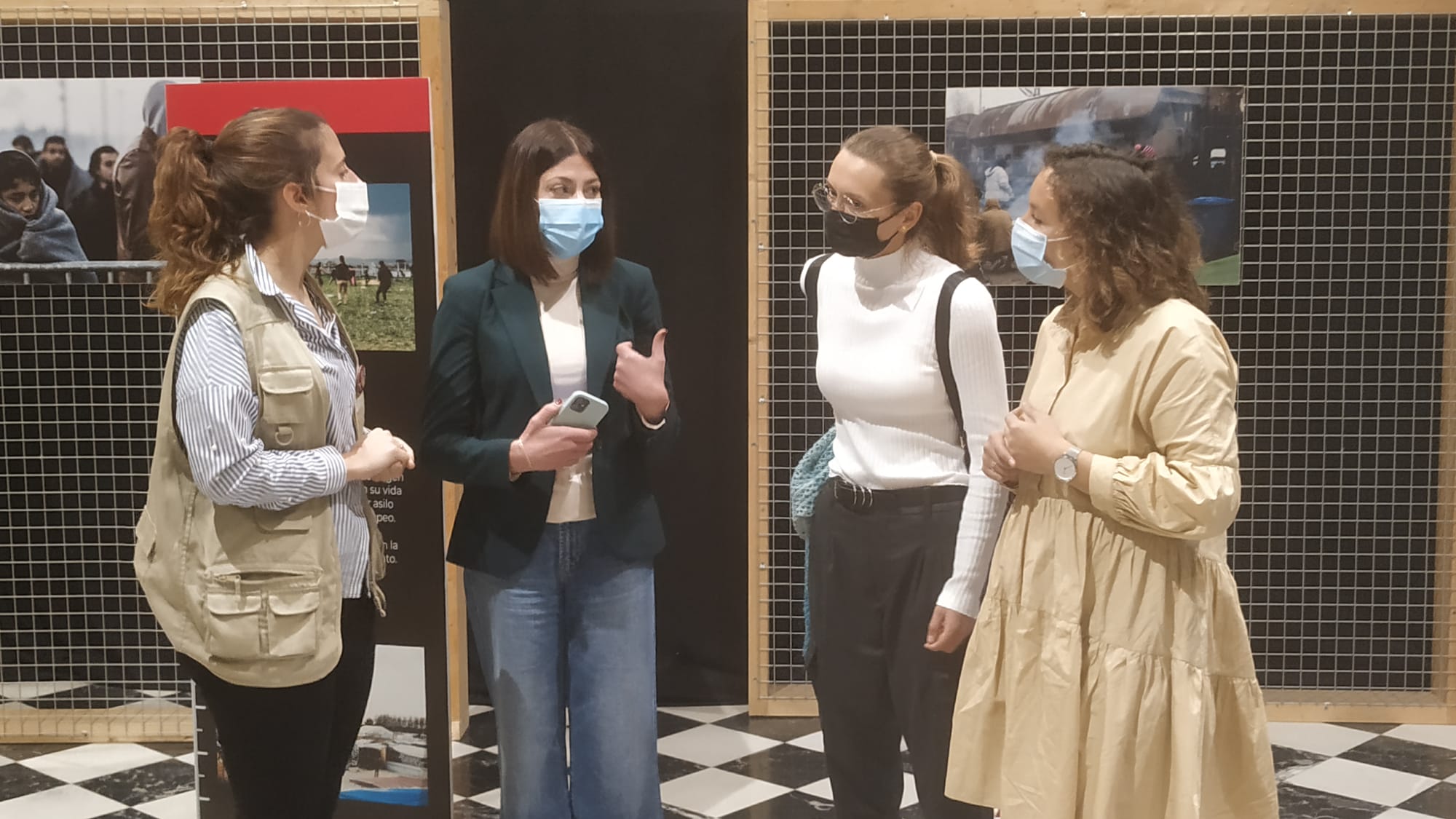 Mariola Galiana y la directora de Solidaridad Internacional en la nueva exposición